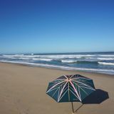 Objets design - Parasol de plage - Stella vert lumière - Klaoos - KLAOOS