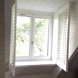 Rideaux et voilages - JASNO SHUTTERS - volet intérieur à persiennes orientables en chien assis - JASNO