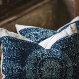 Couettes et oreillers - Oreiller : chanvre hongrois antique tissé à la main, teint indigo résistant à la cire - LINEAGE BOTANICA - THE ART OF WELLBEING