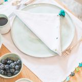 Objets de décoration - SERVIETTE DE TABLE – BLANC AVEC POMPONS ET BRODERIES – OMAO. - MIA ZIA