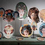 Formal plates - "Donne Fiorite" Plate Ø28cm - VETROFUSO DI DANIELA POLETTI
