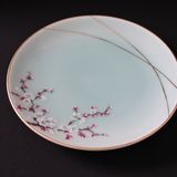 Accessoires thé et café - Assiette japonaise céladon peinte à la main avec motif fleur de prunier - YUKO KIKUCHI