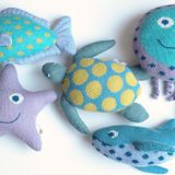 Objets de décoration - AQUATIC MATES. Peluches en maille d'alpaga. CE standards. - SOL DE MAYO