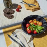 Table linen - Set de table (par 2) 100% lin - encadré 35x50 - Motif ARRASTA PÉ couleur jaune ABACAXI - SABIÁ DESIGN