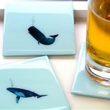Cadeaux - SET DE DESSOUS DE VERRE MONTAGNES RUSSES — BALEINES - 204 HAUS CRAFTERS