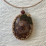 Bijoux - Pendentif en jaspe rose, perlé - ANNA KRONIQ