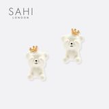 Bijoux - BOUCLES D'OREILLES À TIGE EN FORME D'OURS CAMÉLIA ÉMAILLÉ EN OR SAHI - SAHI LONDON