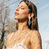 Cadeaux - BOUCLES D'OREILLES PENDANTES EN FORME D'OURS CAMÉLIA ÉMAILLÉ EN OR SAHI - SAHI LONDON