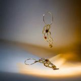 Verre d'art - Boucles d'oreilles Créoles Royale, Plaqué Or 14K et Verre ambrée - MARIE FLAMBARD