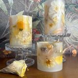 Décorations florales - Collection de bougies Narcisse lumineuses à l'encens et à la myrrhe (S, M, L) - BOTANNI