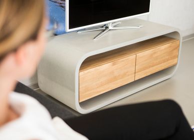 Buffets - OPUS VIDERO Table d’appoint / Meuble TV en béton équipée d’un habillage en bois - CO33 EXKLUSIVE BETONMÖBEL
