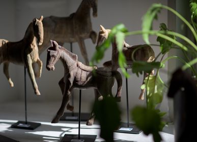 Sculptures, statuettes et miniatures - Cheval en résine sur socle. - ASIATIDES