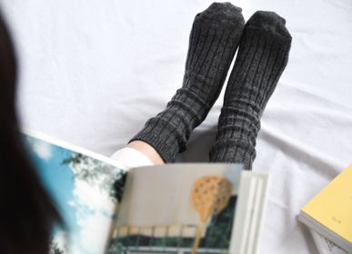 Chaussettes - CHAUSSETTES CÔTELÉES EN CACHEMIRE - NISHIGUCHI KUTSUSHITA