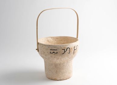 Vases - Vase en pâte à papier (naturel avec script Baybayin pour prendre soin) - INDIGENOUS