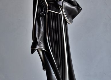 Unique pieces - Leather sculpture, woman with black and white dress - ANNIE DELEMARLE
