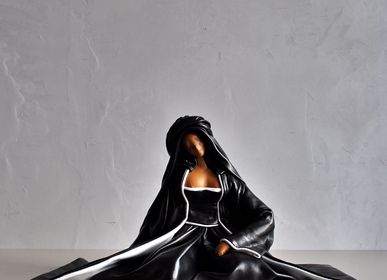Unique pieces - Leather sculpture, woman sitting in black and white dress - ANNIE DELEMARLE