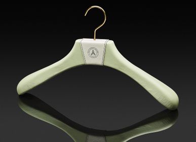 Walk-in closets - Leather and beech hangers. Prestige Collection - AUTHENTIQUES PARIS