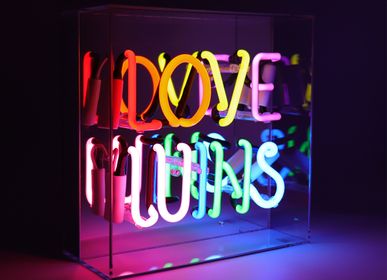 Objets de décoration - Boîte en acrylique « Love Wins » lumière néon - LOCOMOCEAN
