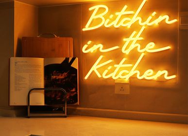 Decorative objects - 'BITCHIN IN THE KITCHEN' ORANGE NEON LED WALL MOUNTED SIGN - LOCOMOCEAN