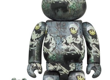 Sculptures, statuettes and miniatures - Bearbrick Brandalism Riot Cop - ARTOYZ