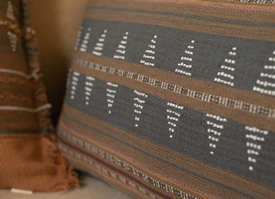 Coussins textile - Housse de coussin tissée à la main, couleur naturelle, teintée avec des perles de verre, par AHLAAT  - HER WORKS