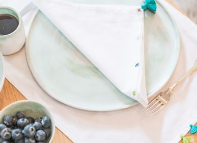 Objets de décoration - SERVIETTE DE TABLE – BLANC AVEC POMPONS ET BRODERIES – OMAO. - MIA ZIA
