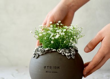 Vases - Caleb Agabe - Pot de fleurs en terre cuite fait main - ATRIUM DESIGN STUDIO