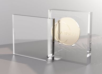 Quincaillerie d'art - Présentoir médaille - Plexiglas Diamètre de la pièce de 4 à 5 cm - LA BULLE