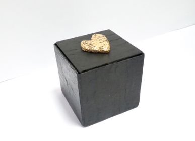 Caskets and boxes - Cubic box in natural slate, heart in slate and gold leaf - LE TRÈFLE BLEU