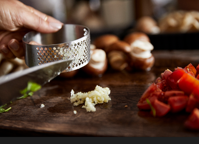 Kitchen utensils - Garlic press Singles Matte steel - ZONE DENMARK