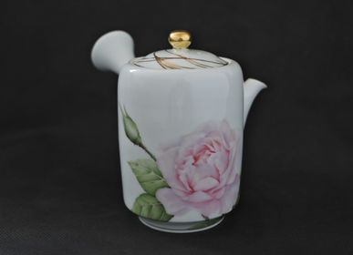 Tea and coffee accessories - Japanese porcelain teapot with rose  motif - YUKO KIKUCHI