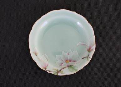 Pièces uniques - Petite assiette ronde en forme de vague céladon japonais peinte à la main avec motif magnolia - YUKO KIKUCHI