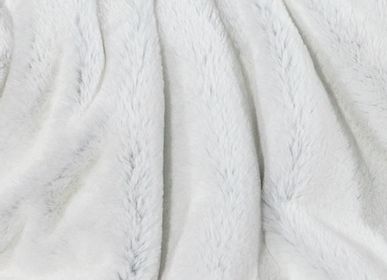 Comforters and pillows - plaid Seal silver breeze - fake fur blanket - DECKENKUNST MANUFAKTUR GERMANY