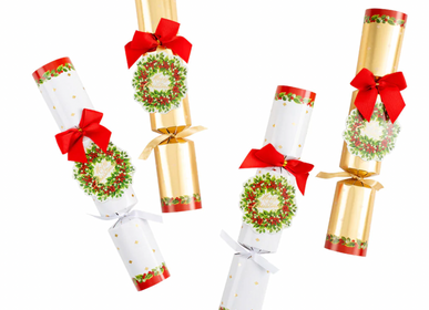 Christmas table settings - Holly and Berry Wreath Celebration Crackers - 6 Per Box - CASPARI
