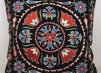 Fabric cushions - SUZANI PILLOW CASE. - DEREGÖZÜ