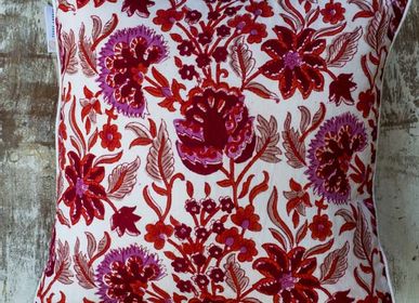 Coussins textile - Housse de coussin fleurie rose et rouge Esha - TERRE AMBRÉE