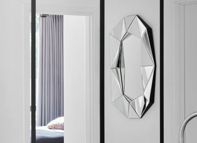 Miroirs - Grand miroir en forme de diamant en argent, bordeaux et émeraude - REFLECTIONS COPENHAGEN