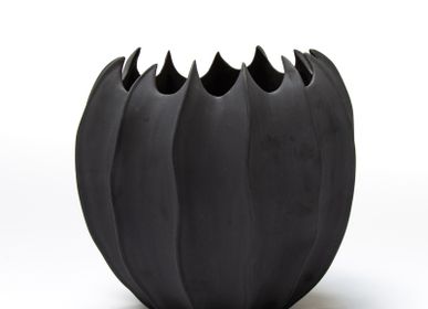 Vases - Vase/pot AVA black en biscuit de porcelaine H=20cm, D=21cm - YLVAYA DESIGN
