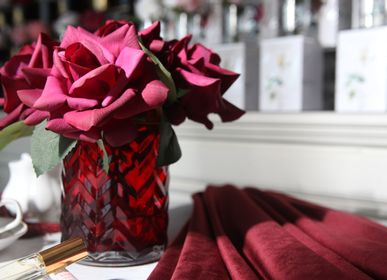 Décorations florales - FLEUR À CHEVRONS - ROSES ROUGES - CÔTE NOIRE