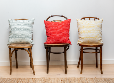 Fabric cushions - Housse de coussin 100% lin 45x45 - Motif ARRASTA PÉ couleur rouge TERRA - SABIÁ DESIGN