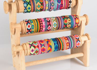 Jewelry - Pack: Set of 50 various Brazilian bracelets + a wooden display - HUAIRURO