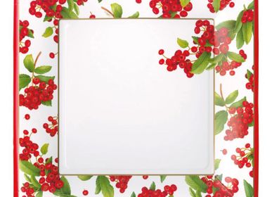 Everyday plates - Christmas Berry Square Paper Dinner Plates in Red - 8 Per Package - CASPARI