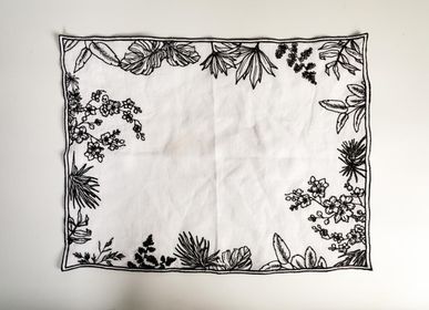 Sets de table - Safari Embroidered Linen Placemats - SOKA DESIGN STUDIO TABLEWARE