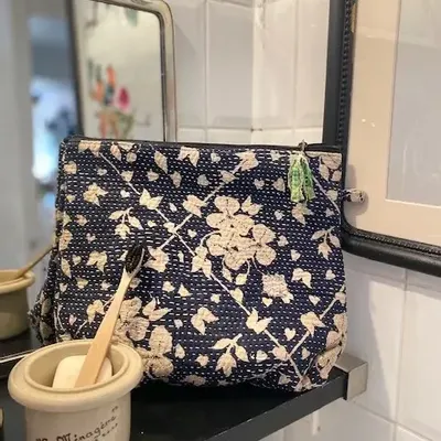 Accessoires de voyage - TROUSSE DE TOILETTE rectangle en KANTHA - CURIOSITY LAB