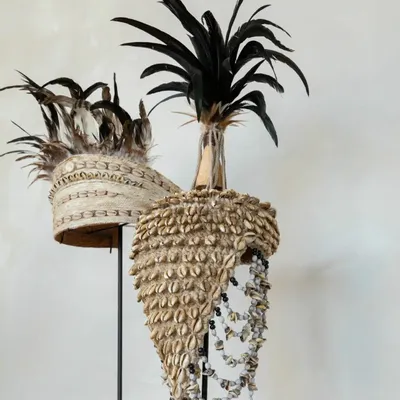 Objets de décoration - Guinea Feather Hat Sur Pied - Noir Naturel - BAZAR BIZAR LIVING