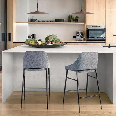 Tabourets - Tabouret tapissé en tissu et structure en acier noir - ANGEL CERDÁ