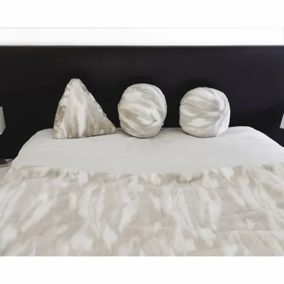 Outdoor decorative accessories - Pyramid cushion in beige and white faux fur - MX HOME