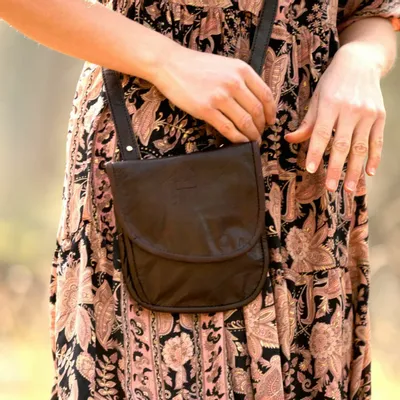 Petite maroquinerie - Pochette de voyage en cuir à bandoulière - BERBER LEATHER