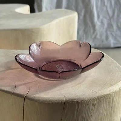 Accessoires à poser - 6 coupelles vintages en forme de fleur marque XVM au dessous : 2 violettes, 2 vertes, 2 bleues - OFFICE OBJETS