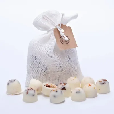 Bougies - Fondants de cire naturelle parfumés dans un sachet en lin de 10 chacun, orange et cannelle, sac gris - BEAUTY SCENTS CANDLES
